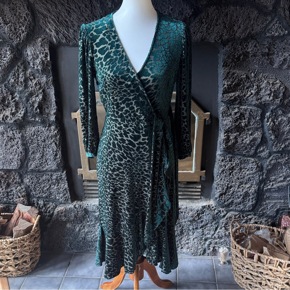 Calvin Klein size 4 velvet burnout Green Animal Print Long Sleeve Dress - Picture 1 of 12